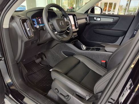 Used 2025 Volvo XC40 B5 Plus AWD/4WD image 2
