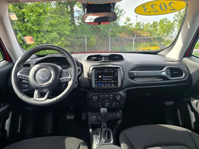 Used 2023 Jeep Renegade Latitude AWD/4WD image 15