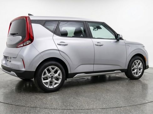Used 2025 Kia Soul LX w/ LX Technology Package FWD image 9