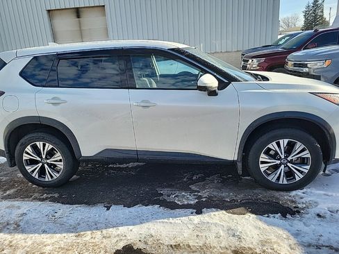 Used 2021 Nissan Rogue SV image 3