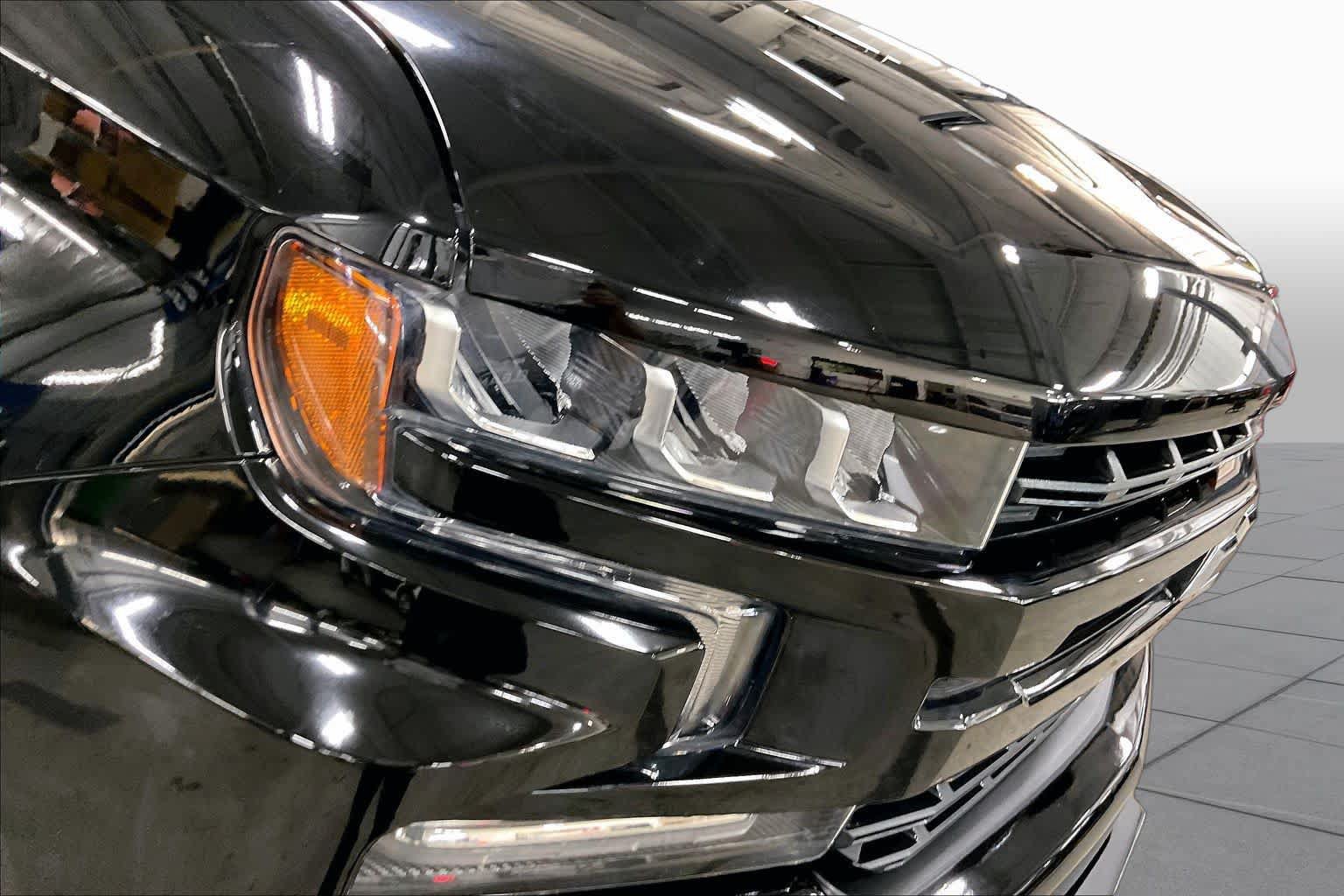 Used 2020 Chevrolet Silverado 1500 LT Trail Boss w/ Midnight Edition AWD/4WD image 28