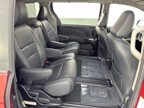 Used 2019 Toyota Sienna SE w/ Carpet Mat Package image 36