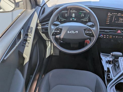 Used 2024 Kia Niro LX image 15