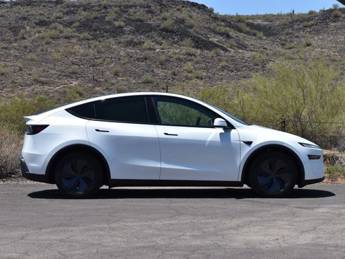 Used 2026 Tesla Model Y 2WD image 4