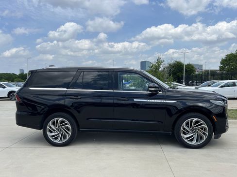 Used 2025 Lincoln Navigator Reserve AWD/4WD image 3