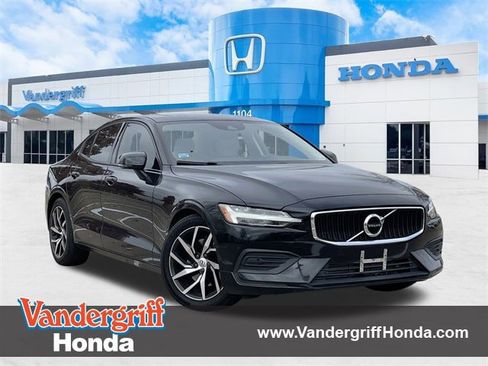 Used 2020 Volvo S60 T5 Momentum image 1
