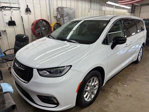 Certified 2024 Chrysler Pacifica Touring-L FWD image 1