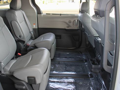 Used 2024 Toyota Sienna Limited FWD image 26