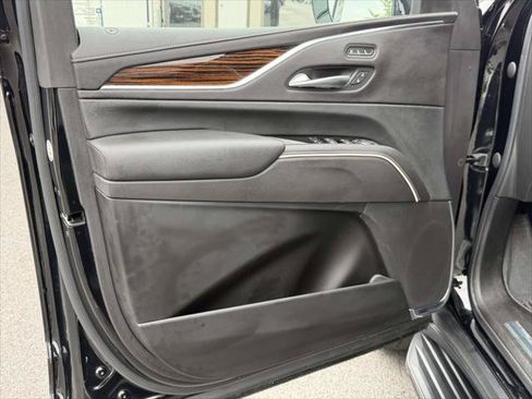 Used 2021 Cadillac Escalade Premium Luxury AWD/4WD image 18