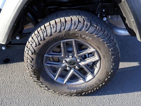 Used 2025 Jeep Gladiator Sport AWD/4WD image 19