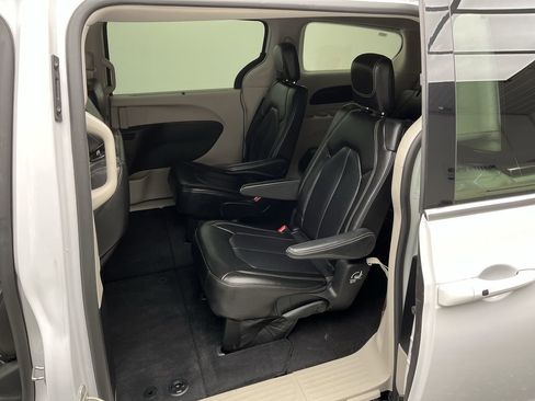 Used 2023 Chrysler Pacifica Touring-L image 10