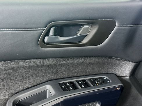 Used 2025 Nissan Pathfinder SV FWD image 15