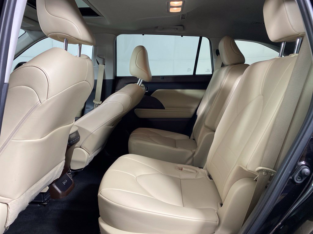 Used 2022 Toyota Highlander XLE AWD/4WD image 13