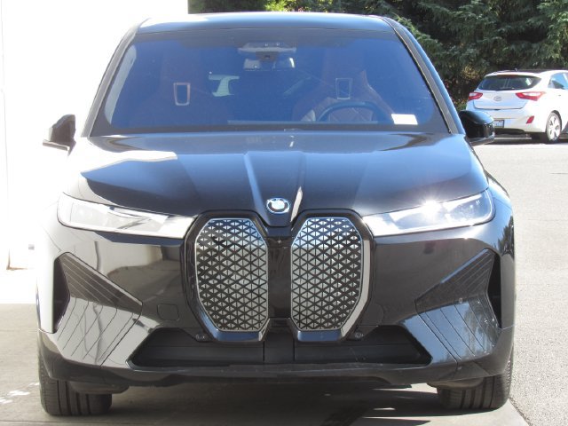 Used 2022 BMW iX xDrive50 w/ Sport Package AWD/4WD image 3