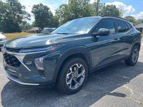 Used 2025 Chevrolet Trax LT FWD image 9