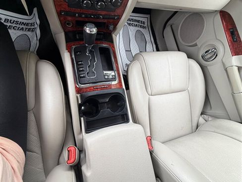 Used 2006 Jeep Commander Limited AWD/4WD image 17