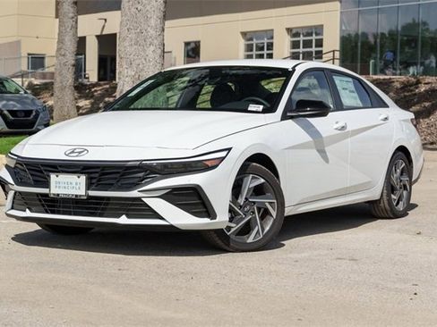 New 2025 Hyundai Elantra SEL image 2