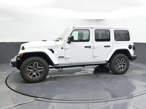 Used 2025 Jeep Wrangler Unlimited Sahara AWD/4WD image 8