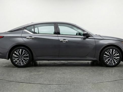 Used 2025 Nissan Altima 2.5 SV image 11
