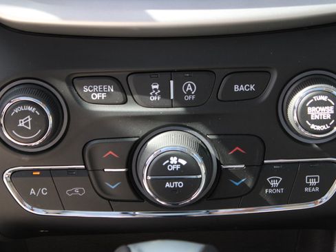Used 2016 Jeep Cherokee Overland w/ Technology Group AWD/4WD image 16