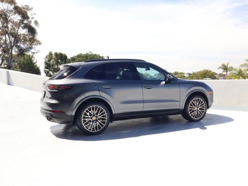 Certified 2023 Porsche Cayenne w/ Premium Package AWD/4WD image 8