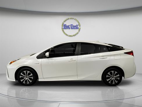 Used 2022 Toyota Prius LE image 2