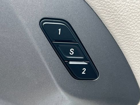 Used 2023 Chrysler Pacifica Touring-L FWD image 19