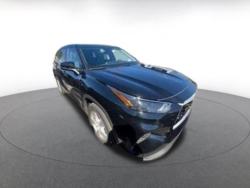 Used 2025 Toyota Highlander LE image 2
