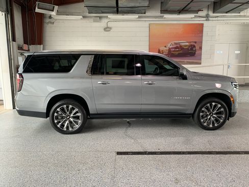 Used 2025 Chevrolet Suburban High Country RWD image 13