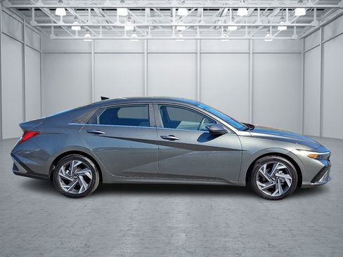 Certified 2025 Hyundai Elantra SEL FWD image 7