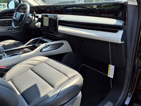 Used 2025 Lincoln Nautilus Premier image 10