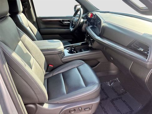 Used 2025 Chevrolet Suburban Z71 AWD/4WD image 30