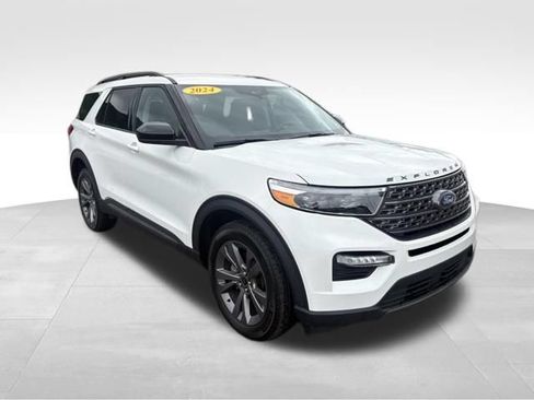 Used 2024 Ford Explorer XLT w/ Equipment Group 202A AWD/4WD image 8