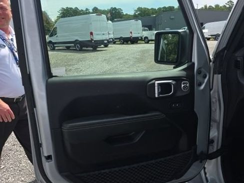 Used 2023 Jeep Gladiator Overland w/ LED Lighting Group AWD/4WD image 9