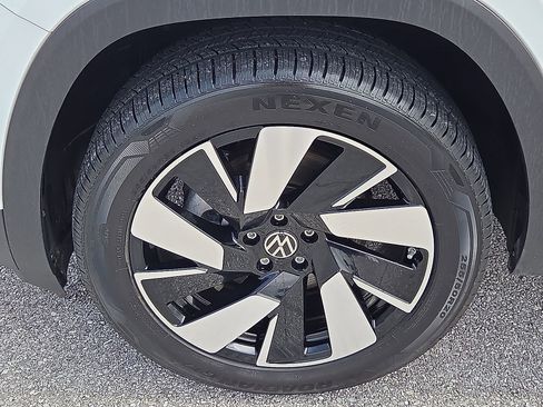 Used 2025 Volkswagen Atlas Cross Sport SE AWD/4WD image 7