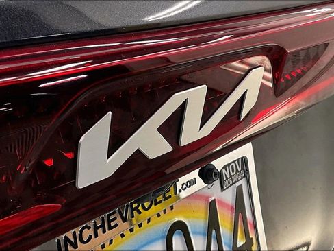 Used 2023 Kia Carnival LX FWD image 7