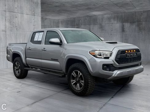 Used 2017 Toyota Tacoma TRD Sport w/ Tow Package RWD image 8