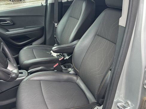 Used 2022 Chevrolet Trax LT w/ LT Convenience Package image 13