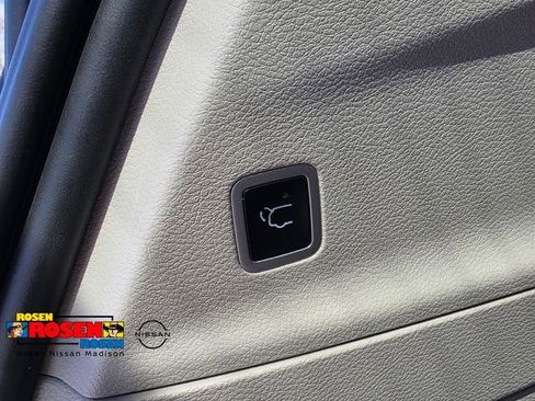 Used 2024 Chrysler Pacifica Touring-L FWD image 34