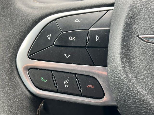 Used 2025 Chrysler Pacifica Select FWD image 21