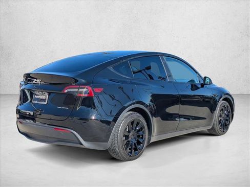 Used 2021 Tesla Model Y Long Range image 5