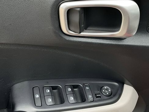 Used 2025 Hyundai Venue SEL FWD image 13