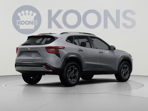 Used 2025 Chevrolet Trax LT FWD image 4