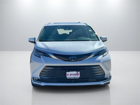 Used 2022 Toyota Sienna Limited image 2