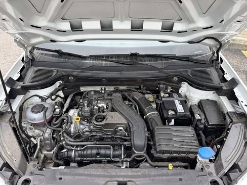 Used 2024 Volkswagen Taos SE image 3