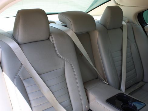 Used 2016 Ford Taurus SE image 14