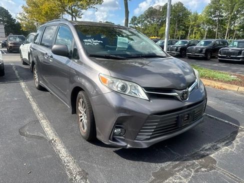 Used 2018 Toyota Sienna XLE w/ XLE Navigation Package FWD image 1