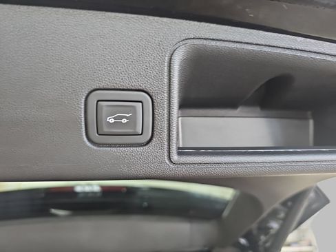 Used 2024 GMC Terrain SLE w/ Driver Convenience Package FWD image 17
