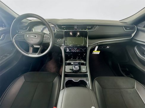 New 2025 Jeep Grand Cherokee Altitude image 9