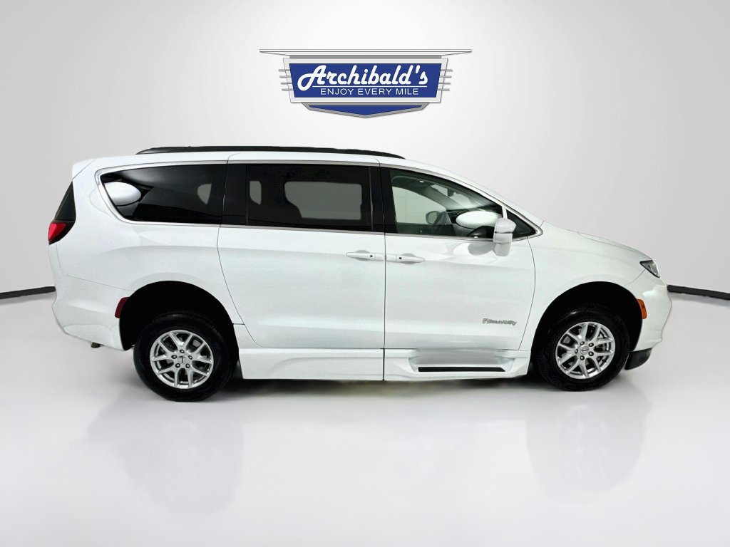 Used 2022 Chrysler Pacifica Touring-L FWD image 9